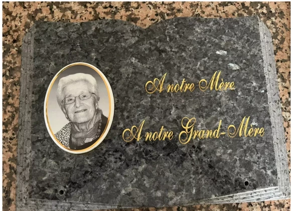 Pourquoi créer une plaque funéraire personnalisée ?